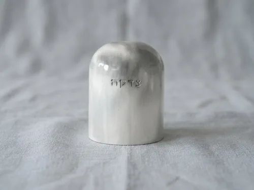 קופת צדקה מבטון – שיש