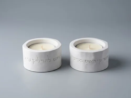 פמוטי שבת נמוכים “גלים” – לבן